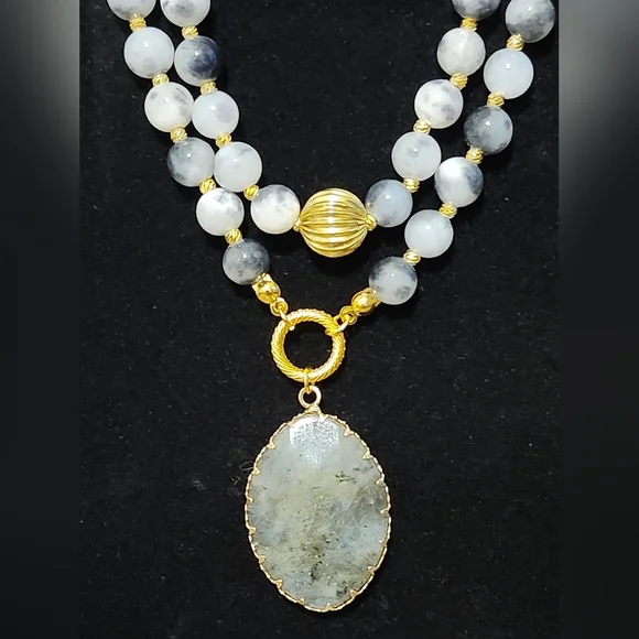 Beaded gemstone necklace featuring an oval pendant - Picture 4 of 5